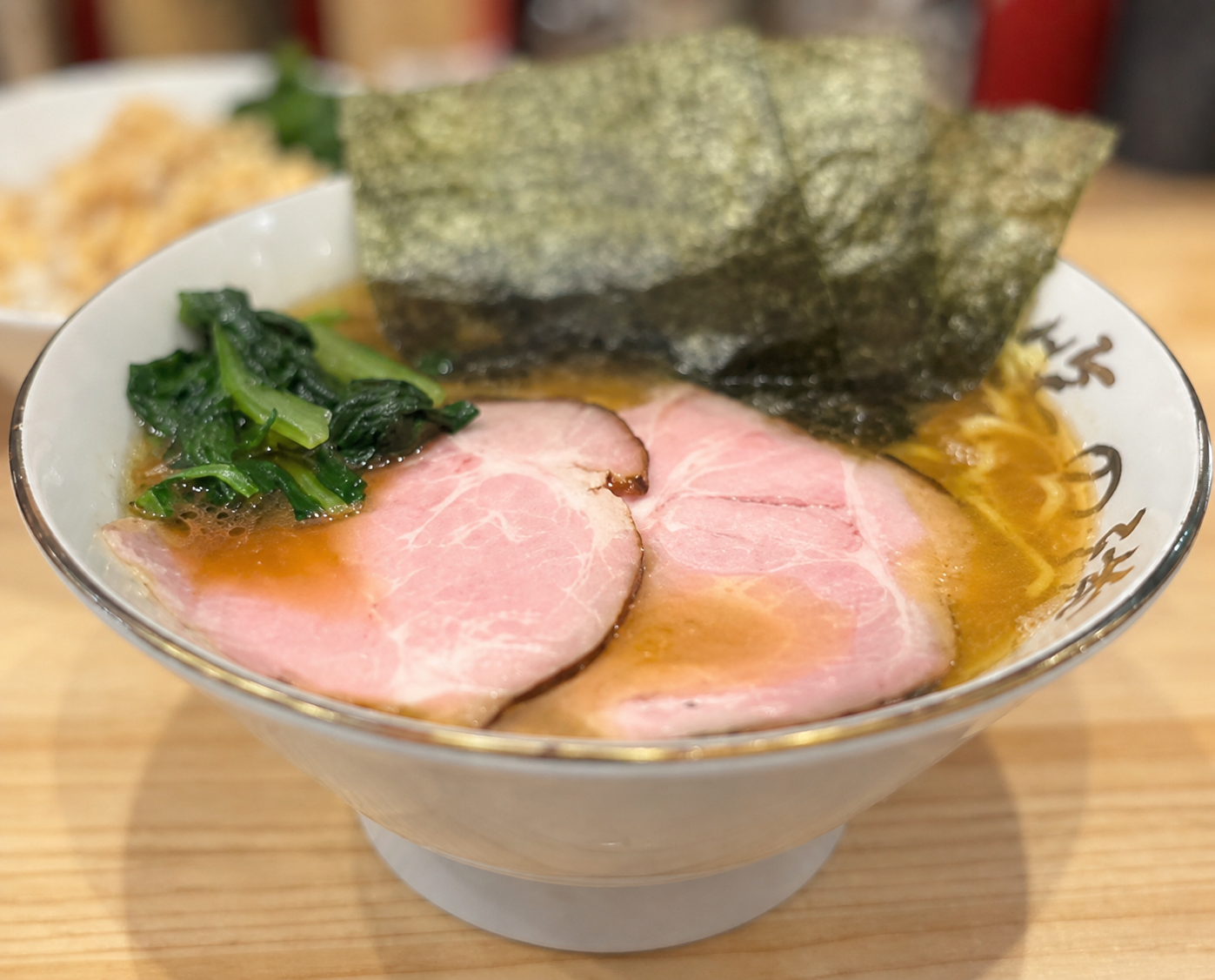 海苔とチャーシューをのせた醤油豚骨ラーメン